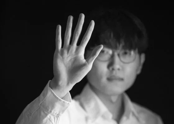 2069年，洁净能源革命完成，月球成为解决地球能源危机的抱负之地。一艘国际能源团体的月球运输船被狙击，所运载的新型核能材料He-3被曾潜逃能源团体的科学狂人KSTAN劫持，KSTAN企图用He-3共同氢同位素完成他的机甲焦点来摧毁能源团体。因而此时已流进暗盘的氢同位素夹杂器，成了国际能源团体（科技贸易组织）、东亚平安结合部（当局部分）和以KSTAN为首的玄色拂晓组织（可骇组织）三方权势的配合方针，一场环绕氢同位素的混战行将打响······
